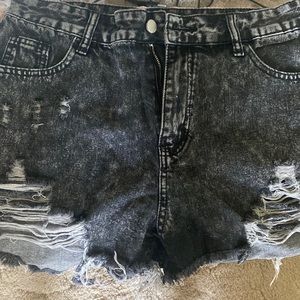 black washed jeanshorts, ripped and frayed